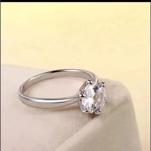 Elegant Women wedding ring..silver..size 8..NWT